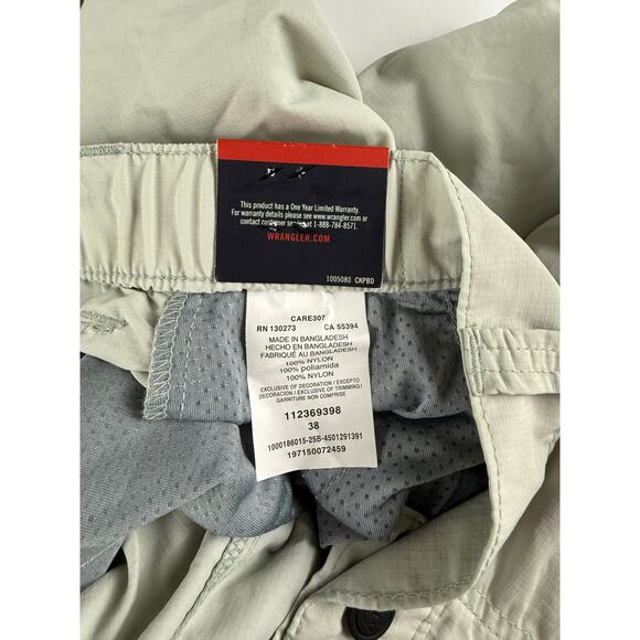 Wrangler ATG Peak Light Gray Nylon Shorts - Size 38 - Picture 7 of 9